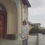 Fereshteh Hosseini Instagram - . این عکس را فاطمه از من گرفته است در باغ بابُرِ کابل... تقریبا چهار سال پیش بود که برای گرفتن پاسپورت به افغانستان سفر کردم. اولین باری بود که به آنجا می‌رفتم.دلهره داشتم برای پا گذاشتن در آن خاک. از تصویری که در سر داشتم. طولانی نشود. ترسم رفت، رنگ و بو و عطر شهر، بازارها، رنگ ها، کوچه‌پس‌کوچه‌ها، مردم، زندگی جای آن ترس را گرفت. دو هفته آنجا بودم و در دو هفته بارها انتحاری می‌شد، در بازار، در دل شهر، و مردم عجیب غرق در زندگی بودند! عجیب خندان و شهر بوی سرزندگی میداد آن موقع هنوز! شاید چون میدانستند که هر لحظه که بیرون بروند شاید آخرین بارشان باشد، زندگی را زندگی میکردند، لحظه به لحظه‌اش را. اکنون می‌بینم که پست‌فطرت های دولت فرار کرده‌اند و کشور و مردم را در مقابل طالبان تنها رها کرده‌اند! میبینم که زنان و کودکان و مردان شانه‌ به شانه در دفاع از خانه‌شان ، خانواده‌شان، می‌جنگند در مقابل طالبان.. میبینم که شهر ها و روستاها یکی پس از دیگری سقوط میکنند دیوار مردمی را با قتل عام در هم می‌شکنند! دیواری را که کودکان و مادران و پدران و خواهران و برادران ساخته‌اند.. کدام کشور کمک کننده؟؟ کدام حقوق بشر؟ دارند در کشور قتل عام میکنند! کودک و جوان و پیر را می‌کُشند! زندگی را سلب میکنند! صدای خنده‌های دختران جوان در باغ بابُر در گوشم می‌پیچد. صدای کودکان و مردم و هیاهوی شهر در گوشم می‌پیچد.. تف به ذات مردم فریب و ترسوی‌تان! فراری های دولتی! مردم دارند میمیرند! کاری کنید! فاطمه آنجاست، کاوه، عاطیِ جانم، فامیل هایم، خاله‌ام، خانواده ها، آدم ها، چه کار کنم چقدر ناتوانم در دفاع از عزیزانم 💔