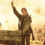 Fereshteh Hosseini Instagram - زن ✌🏿 . با رونمایی از تیزر؛ 🎥#دسته_دختران از امروز راهی اکران شد 💬شما هنوز نمیتونید خودتونو سر جاتون نگه دارید؛ میخواید برید بجنگید؟! #این_رزم_را_با_زن_سرودن_عاشقانه_است✌️ 🎬فیلم سینمایی «دسته‌دختران» از امروز چهارشنبه ۳۰ فروردین در سینماهای سراسر کشور روی پرده رفت. . روایتی از زنان ایرانی که برای دفاع از خاکشان، با اسلحه به خط مقدم جنگ می‌زنند... . بازیگران: #نیکی_کریمی، #پانته‌آ_پناهی‌ها، #فرشته_حسینی، #هدی_زین‌العابدین، #صدف_عسگری، #حسین_سلیمانی، یاسین مسعودی، محمد صدیقی‌مهر با حضور مهدی حسینی‌نیا. در خلاصه داستان این فیلم آمده‌ است: «دسته‌دختران» قصه زنان‌ِ جنگ است. گروهی جامانده از روایت های پیروزمندان پیکارها در طول تاریخ... ▫️کارگردان: منیر قیدی ▫️تهیه‌کننده: محمدرضا منصوری ▫️ساخت آنونس: گروه دلریوم ▫️محصول: بنیاد سینمایی فارابی و سازمان سینمایی سوره ▫️پخش از #بهمن_سبز ▫️خرید بلیت از سامانه‌ گیشه۷ و سینماتیکت @squadofgirlsmovie @HosseinSoleimani @NikKarimi @panipana @_FereshteHosseini @Hoda_Zeinolabedin @Sadaf.Asg @mohammadrezamansoury @Bahmansabz_ir @fcf.ir @Soureh_Cinema @delirium_artstudio @gishe7_ir