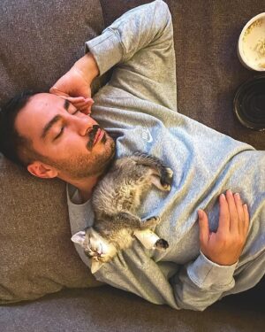 Fereshteh Hosseini Instagram - 👨🏻🐈🫀🧿 
خونه.