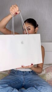 Fernanda Concon Instagram - A intenção não era ser um ASMR de reações, mas genuinamente virou um. Thks @apple | The new MacBook Air M3