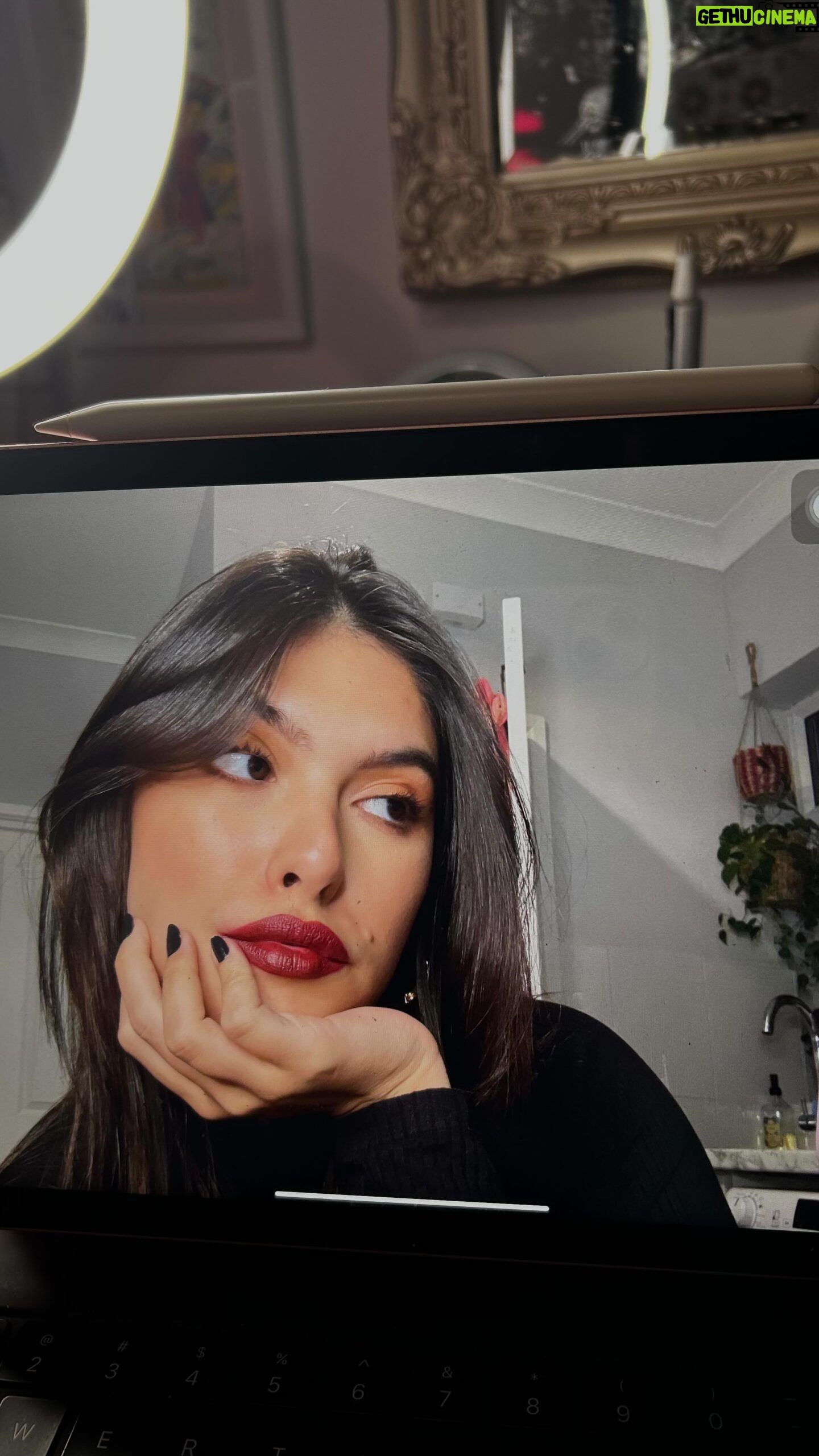 Fernanda Concon Instagram - Mais um minivlog pra vocês, e pra quem me acompanha sabe que @sallve, nossa grande parceira no @semnomepodeoficial, faz parte da minha rotina 🧡 Protetor Solar FPS 60 e Hidratante Anti Atrito batem ponto no meu dia -a-dia e eu AMO! Toda quarta tem ep novo do SemNomePod”e” e, com ele, tem cupom de desconto de Sallve, então já fica ligada!!! #Publicidade