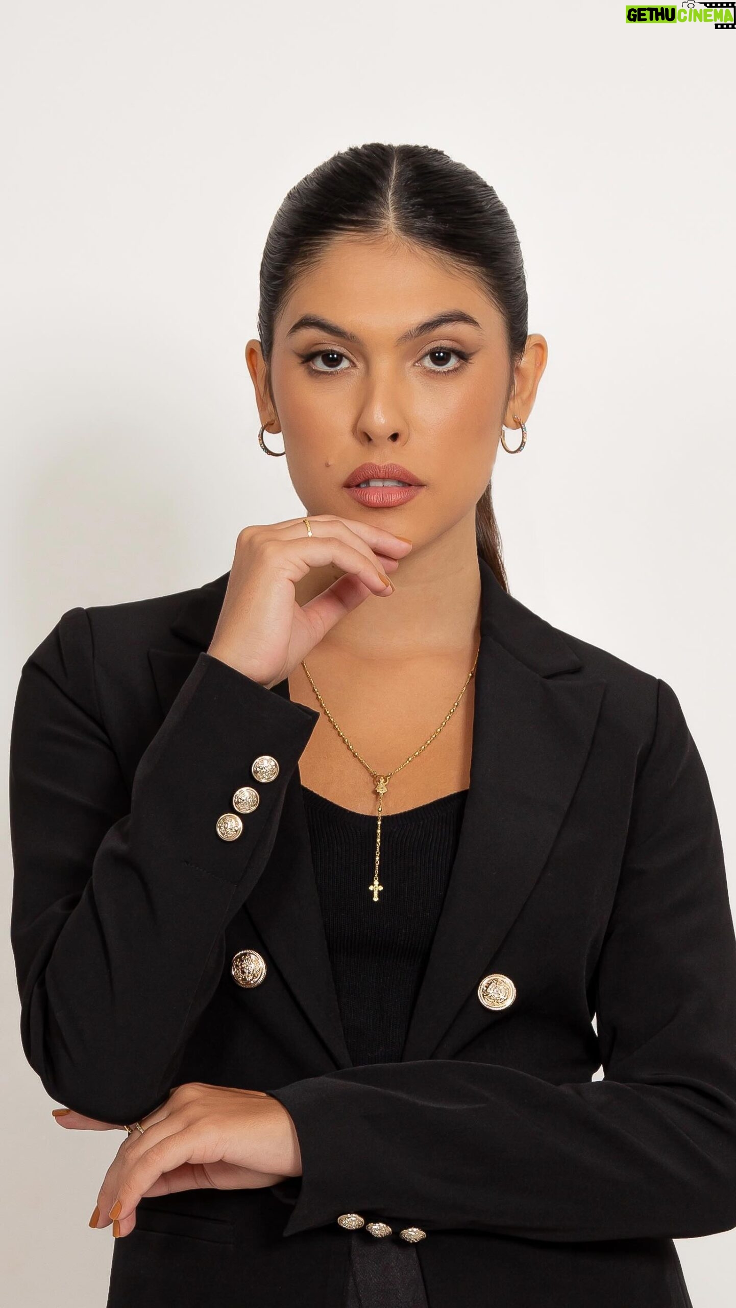 Fernanda Concon Instagram - Bora conversar um pouco sobre cooperação e o caso do BNDES? Toda sexta sai uma edição nova do New-Z lá no canal da @tvzyn , quadro onde comento algumas notícias que saíram no site do @sbtnews 🖤