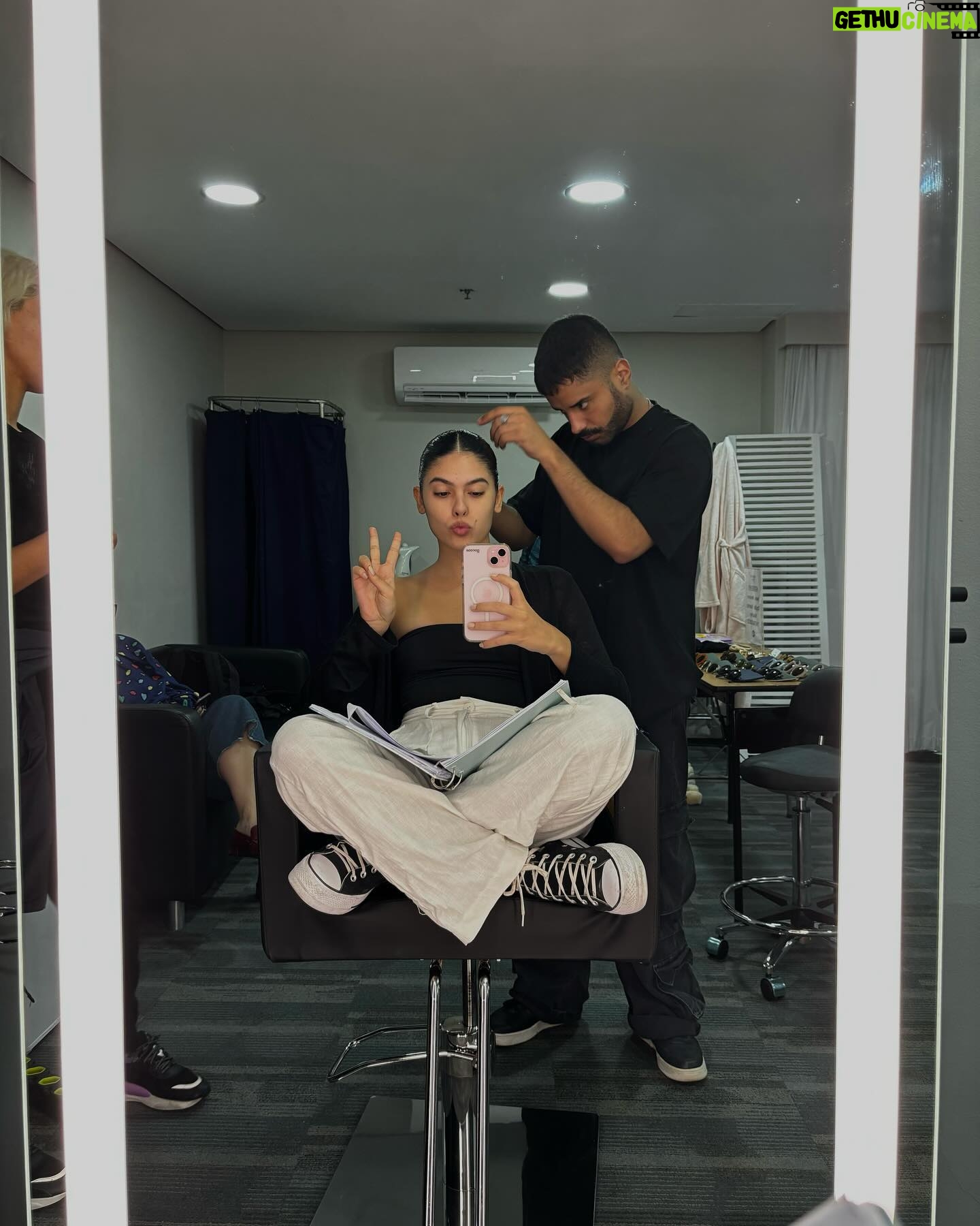 Fernanda Concon Instagram - Primeiro dia de gravação, check :))) Que seja o começo de uma coisa linda pra todos nós 🫶🏽 Que prazer integrar essa família @enowbrasil @marcellocoltro @tatiana.quintella @popcon.tv