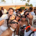 Fernanda Concon Instagram - caos e confusão rodeada dos meus! te amo @reveillon.amore até ano que vem ✨💛 @carvalheira @wemakeideas