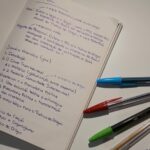 Fernanda Concon Instagram - Eu sempre amei escrever, e não só para estudar, na verdade, escrever é a minha forma de colocar ideias no papel e poder visualizar melhor o que eu estou pensando, não à toa todas as minhas grandes ideias surgiram com papel e BIC! E hoje, no Dia da Caneta Esferográfica, eu convido vocês a me contarem uma história que também começou com papel e BIC! @bicbrasiloficial #TudoComeçaComPapelEBIC 🧡 #publicidade