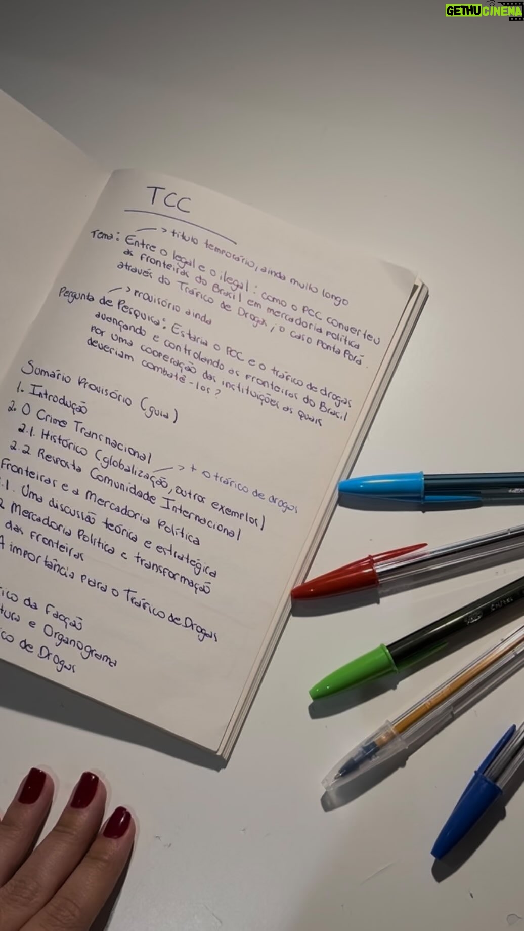 Fernanda Concon Instagram - Eu sempre amei escrever, e não só para estudar, na verdade, escrever é a minha forma de colocar ideias no papel e poder visualizar melhor o que eu estou pensando, não à toa todas as minhas grandes ideias surgiram com papel e BIC! E hoje, no Dia da Caneta Esferográfica, eu convido vocês a me contarem uma história que também começou com papel e BIC! @bicbrasiloficial #TudoComeçaComPapelEBIC 🧡 #publicidade