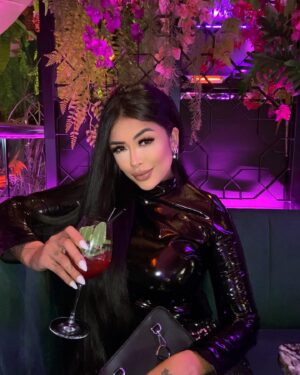 Fernanda Medrado Instagram - Singer and songwriter @medradome 👈🏻 💪🏼 🇧🇷 ! 

I loved everything.  You really need to come to this place in UK 🇬🇧 

What a wonderful night. 🍷 @syonlounge