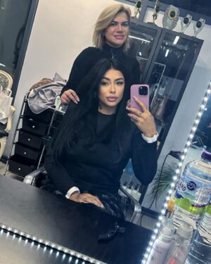 Fernanda Medrado Instagram - Pausa para o corte que eu fiz em Londres ,  cabelo curto gostaram ? 
gostei muito principalmente da companhia e da nova colega que eu fiz @lucia_carvalho_mentor  uma queridíssima , obrigada 🇬🇧 Recepção atendimento amei tudo . 
 🤡  Agora me diz biscoiteiros Será que vou ficar ou vou querer por cabelão daqui um ou dois dias kkkk ? @lucia_helena_carvalho .