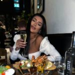 Fernanda Medrado Instagram – Que prazer estar nesse lugar @schnitzelheaven  tomando uma boa taça de champanhe e sendo recepcionada como nunca , eu amei conhecer vocês e o melhor sabor de Londres 🇬🇧 vocês precisam conhecer esse lugar . 
 Obrigada pelo convite espero revê-los em breve !