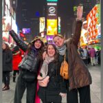 Fernanda Metilli Instagram - Qué gira del carajo nos mandamos!! Terminamos una gira tremenda por 🇺🇸 y estas son sólo algunas de las fotos que muestran lo que fue. Estuvimos en Miami, North Miami, Connecticut, New York y Los Angeles y en cada uno de esos lugares el público súper agradecido de que llevemos un poco de Argentina a donde ellos están! Nos emocionaron con cada palabra y los abrazos que nos dieron después! Equipo de lujo @diegoscott y @carito_moya (que peló dotes de productora que tenía ocultos). Gracias @anclaproductions @kevincassdirector @lauchiolivier @ronensuarc Gracias @holasim.oficial por mantenernos conectados siempre! Somos @laschicasdelaculpa ❤️❤️❤️❤️ @nataliacarulias @fermetilli @mguinzburg y @connieballarini (que no pudo venir a esta gira pero nos espera en Buenos Aires para juntarnos las 4 y que le demos el regalo sorpresa que le llevamos)! Nos vemos muy pronto!!! Falta la foto en Ross que es el lugar donde más estuvimos 🤷🏻‍♀️