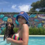 Fernanda Metilli Instagram - No voy a hablar de cómo me queda mi gorrito . Aprendiendo a nadar con las patitas 🐾 que tenemos 🥹🙏 Y LA INTENSIDAD de Honorio ? 🤣