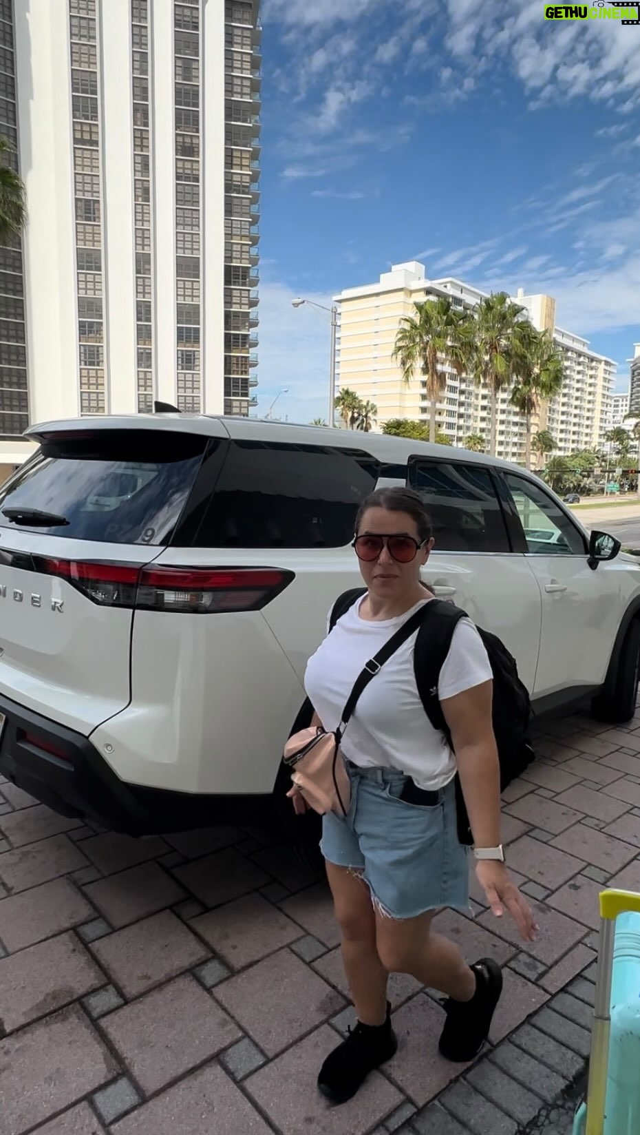 Fernanda Metilli Instagram - Más Miami no se consigue!!!! 🌴🚙 Gracias @loop.rental por hacer que nuestra estadía en Miami sea aún más espectacular! 😍 Nos dieron un auto perfecto para las tres (sobre todo para poner todas las valijas y bolsas con mil compras en Ross… ahhh y para ir a las funciones hermosas que hicimos de @laschicasdelaculpa )! 🚨 Pero no sólo nosotras podemos disfrutar de esto… atentos que para los que vengan a Miami hay sorteo!!!! Estamos sorteando 5 días 100% bonificados 🎉 Para participar es muy simple, solo sigue las instrucciones abajo: Seguirnos y seguir a nuestros amigos de @loop.rental 🚗 Dar like a este reel ❤️🎥 Etiqueta a dos amigos por comentario (¡mientras más comentarios, más chances tienes!) 👫👬 Aumenta tus posibilidades compartiendo esta publicación en tus historias y arriéglanos. 🔄📲 ¡Se sortea el 12 de diciembre 🎁 ¡Mucha suerte a todos! 🍀✨