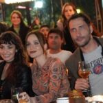 Fernanda Metilli Instagram - Estoy muy feliz y agradecida 🥹 xq AGUANTELAFICCIONNACIONAL CARAJO ‼️ @buenoschicoseltrece @eltrecetv . Gracias @florlimonoff y @elchuecosuar @claulacelli Por regalarme este personaje tan disfrutable “Dora” 🫶🏻 aprendiendo siempre d una gran compañera @latoscano1ra La reina 🙌 . Somos un equipazo ! Algunos faltan en las fotos . Pero les dejo un regalo de @brendagandiniok al final 😂 como me haces reír 😆 .