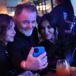 Fernanda Metilli Instagram - Estoy muy feliz y agradecida 🥹 xq AGUANTELAFICCIONNACIONAL CARAJO ‼️ @buenoschicoseltrece @eltrecetv . Gracias @florlimonoff y @elchuecosuar @claulacelli Por regalarme este personaje tan disfrutable “Dora” 🫶🏻 aprendiendo siempre d una gran compañera @latoscano1ra La reina 🙌 . Somos un equipazo ! Algunos faltan en las fotos . Pero les dejo un regalo de @brendagandiniok al final 😂 como me haces reír 😆 .