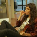 Fernanda Metilli Instagram - Se está empezando a picar… 😌 Cualquier semejanza con la realidad NO es pura coincidencia. 📣 ¿Tenés un compañero/a que hace ruiditos todo el tiempo? Mandale este video y vengan juntos a ver Exit. (Los snacks los dejan antes de entrar a la sala)