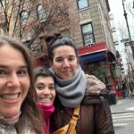 Fernanda Metilli Instagram - Qué gira del carajo nos mandamos!! Terminamos una gira tremenda por 🇺🇸 y estas son sólo algunas de las fotos que muestran lo que fue. Estuvimos en Miami, North Miami, Connecticut, New York y Los Angeles y en cada uno de esos lugares el público súper agradecido de que llevemos un poco de Argentina a donde ellos están! Nos emocionaron con cada palabra y los abrazos que nos dieron después! Equipo de lujo @diegoscott y @carito_moya (que peló dotes de productora que tenía ocultos). Gracias @anclaproductions @kevincassdirector @lauchiolivier @ronensuarc Gracias @holasim.oficial por mantenernos conectados siempre! Somos @laschicasdelaculpa ❤️❤️❤️❤️ @nataliacarulias @fermetilli @mguinzburg y @connieballarini (que no pudo venir a esta gira pero nos espera en Buenos Aires para juntarnos las 4 y que le demos el regalo sorpresa que le llevamos)! Nos vemos muy pronto!!! Falta la foto en Ross que es el lugar donde más estuvimos 🤷🏻‍♀️