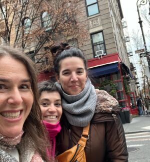 Fernanda Metilli Instagram - Qué gira del carajo nos mandamos!!

Terminamos una gira tremenda por 🇺🇸 y estas son sólo algunas de las fotos que muestran lo que fue.
Estuvimos en Miami, North Miami, Connecticut, New York y Los Angeles y en cada uno de esos lugares el público súper agradecido de que llevemos un poco de Argentina a donde ellos están!
Nos emocionaron con cada palabra y los abrazos que nos dieron después!

Equipo de lujo @diegoscott y @carito_moya (que peló dotes de productora que tenía ocultos).
Gracias @anclaproductions @kevincassdirector @lauchiolivier @ronensuarc 

Gracias @holasim.oficial por mantenernos conectados siempre!

Somos @laschicasdelaculpa ❤️❤️❤️❤️
@nataliacarulias @fermetilli @mguinzburg y @connieballarini (que no pudo venir a esta gira pero nos espera en Buenos Aires para juntarnos las 4 y que le demos el regalo sorpresa que le llevamos)!

Nos vemos muy pronto!!!

Falta la foto en Ross que es el lugar donde más estuvimos 🤷🏻‍♀️