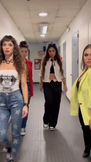 Fernanda Metilli Instagram - VOLVIMOS! Y ESTAMOS DE ESTRENO 🥳🤩💜 

Looks 
⭐️ @connieballarini 
Camisa @peuquejeans 
Pant @roshoficial 
Acc @lunagarzonaccesorios 

⭐️ @mguinzburg 
Top & Pant @peuquejeans 
Blazer @altamodanet 
Acc @lunagarzonaccesorios 

⭐️ @fermetilli 
Strapless & Jean @roshoficial 
Acc @lunagarzonaccesorios 

⭐️ @nataliacarulias 
Jean & Blazer @mirtaarmestook 
Acc @lunagarzonaccesorios 

Hair & Make Up @gabi.triay @luciaoxamakeup 
Estilismo @catalinaarl @lomylan 

🚨Si quieren ver el programa de ayer pueden adquirirlo por Passline (link en bio) 

Somos #LasChicasDeLaCulpa 
@connieballarini 
@mguinzburg 
@fermetilli 
@nataliacarulias