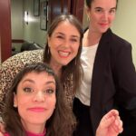 Fernanda Metilli Instagram - Qué gira del carajo nos mandamos!! Terminamos una gira tremenda por 🇺🇸 y estas son sólo algunas de las fotos que muestran lo que fue. Estuvimos en Miami, North Miami, Connecticut, New York y Los Angeles y en cada uno de esos lugares el público súper agradecido de que llevemos un poco de Argentina a donde ellos están! Nos emocionaron con cada palabra y los abrazos que nos dieron después! Equipo de lujo @diegoscott y @carito_moya (que peló dotes de productora que tenía ocultos). Gracias @anclaproductions @kevincassdirector @lauchiolivier @ronensuarc Gracias @holasim.oficial por mantenernos conectados siempre! Somos @laschicasdelaculpa ❤️❤️❤️❤️ @nataliacarulias @fermetilli @mguinzburg y @connieballarini (que no pudo venir a esta gira pero nos espera en Buenos Aires para juntarnos las 4 y que le demos el regalo sorpresa que le llevamos)! Nos vemos muy pronto!!! Falta la foto en Ross que es el lugar donde más estuvimos 🤷🏻‍♀️