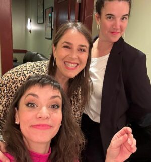 Fernanda Metilli Instagram - Qué gira del carajo nos mandamos!!

Terminamos una gira tremenda por 🇺🇸 y estas son sólo algunas de las fotos que muestran lo que fue.
Estuvimos en Miami, North Miami, Connecticut, New York y Los Angeles y en cada uno de esos lugares el público súper agradecido de que llevemos un poco de Argentina a donde ellos están!
Nos emocionaron con cada palabra y los abrazos que nos dieron después!

Equipo de lujo @diegoscott y @carito_moya (que peló dotes de productora que tenía ocultos).
Gracias @anclaproductions @kevincassdirector @lauchiolivier @ronensuarc 

Gracias @holasim.oficial por mantenernos conectados siempre!

Somos @laschicasdelaculpa ❤️❤️❤️❤️
@nataliacarulias @fermetilli @mguinzburg y @connieballarini (que no pudo venir a esta gira pero nos espera en Buenos Aires para juntarnos las 4 y que le demos el regalo sorpresa que le llevamos)!

Nos vemos muy pronto!!!

Falta la foto en Ross que es el lugar donde más estuvimos 🤷🏻‍♀️