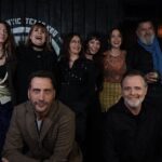 Fernanda Metilli Instagram - Estoy muy feliz y agradecida 🥹 xq AGUANTELAFICCIONNACIONAL CARAJO ‼️ @buenoschicoseltrece @eltrecetv . Gracias @florlimonoff y @elchuecosuar @claulacelli Por regalarme este personaje tan disfrutable “Dora” 🫶🏻 aprendiendo siempre d una gran compañera @latoscano1ra La reina 🙌 . Somos un equipazo ! Algunos faltan en las fotos . Pero les dejo un regalo de @brendagandiniok al final 😂 como me haces reír 😆 .