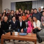 Fernanda Metilli Instagram - Estoy muy feliz y agradecida 🥹 xq AGUANTELAFICCIONNACIONAL CARAJO ‼️ @buenoschicoseltrece @eltrecetv . Gracias @florlimonoff y @elchuecosuar @claulacelli Por regalarme este personaje tan disfrutable “Dora” 🫶🏻 aprendiendo siempre d una gran compañera @latoscano1ra La reina 🙌 . Somos un equipazo ! Algunos faltan en las fotos . Pero les dejo un regalo de @brendagandiniok al final 😂 como me haces reír 😆 .