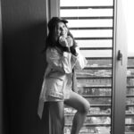 Feyza Civelek Instagram – Güldüğüm fotoğraflarımın renkli değil de siyah beyaz olması bir mesaj mı ?? 😛🥰😘