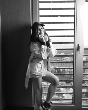 Feyza Civelek Instagram - Güldüğüm fotoğraflarımın renkli değil de siyah beyaz olması bir mesaj mı ?? 😛🥰😘