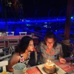 Feyza Civelek Instagram - Bu fotografta gördüğünüz muhtesem kadinin bugün dogum günü!! Kendisini bir çoğunuz cook iyi bilir 🙈 benim canim annemmmmmmm👭♥️ Not: Kaanım geldiii 😻