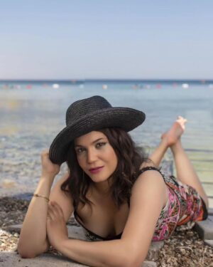 Feyza Civelek Instagram - Magazin Izmir Eylül sayisinda  ben de varımm! 🥳 

Bu keyifli çekim için tüm ekibe teşekkür ederim. ❤️

Genel Yayın Yönetmeni: Bahar Bozkir @baharbozkir 
Röportaj:Levent Dikim @jantimedya 
Fotoğraf&Backstage:Burak Karadag Fotograf  @burakkaradagphotography 
Editör:Esma Can,Atakan Karnak @essmacan @atakankarnak 
Saç:Özhan Han @ozhanhan @hankuafor 
Makyaj: @sezinnizes 
Görsel Yönetmen: Bengü Çelebi @benguclb
