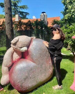 Feyza Civelek Instagram - Kimindi bu ayı? Bir yerden gözüm ısırıyor🐻🌸