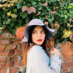 Feyza Civelek Instagram - I hope december gives me a chance 🍁✨