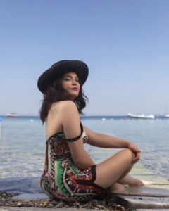 Feyza Civelek Instagram - Magazin Izmir Eylül sayisinda ben de varımm! 🥳  Bu keyifli çekim için tüm ekibe teşekkür ederim. ❤️ Genel Yayın Yönetmeni: Bahar Bozkir @baharbozkir Röportaj:Levent Dikim @jantimedya Fotoğraf&Backstage:Burak Karadag Fotograf  @burakkaradagphotography Editör:Esma Can,Atakan Karnak @essmacan @atakankarnak Saç:Özhan Han @ozhanhan @hankuafor Makyaj: @sezinnizes Görsel Yönetmen: Bengü Çelebi @benguclb