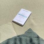 Filippa Lagerbäck Instagram - Cristallo lo sto leggendo ora, insieme a voi. Durante la scrittura MrD non ha fatto trapelare nulla del contenuto, nemmeno il titolo, teneva tutto nel suo studio e nei suoi viaggi di ricerca ed anche se ero curiosa, l’ho lasciato “partorire” questo lavoro in pace. Ora scopro un universo per me sconosciuto, affascinante e pieno di storie e leggende ma anche di dati concreti e scientifici, scritto con chiarezza anche per una come me, che è più abiutata a mettere le mani nella terra per accudire piante e fiori che lasciarsi rapire dalla magia delle pietre, contemplando l’origine del tutto. Bellissimo lavoro amore mio, sei luce. 💎 . @danielebossari #Cristallo @librimondadori