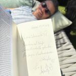 Filippa Lagerbäck Instagram - Cristallo lo sto leggendo ora, insieme a voi. Durante la scrittura MrD non ha fatto trapelare nulla del contenuto, nemmeno il titolo, teneva tutto nel suo studio e nei suoi viaggi di ricerca ed anche se ero curiosa, l’ho lasciato “partorire” questo lavoro in pace. Ora scopro un universo per me sconosciuto, affascinante e pieno di storie e leggende ma anche di dati concreti e scientifici, scritto con chiarezza anche per una come me, che è più abiutata a mettere le mani nella terra per accudire piante e fiori che lasciarsi rapire dalla magia delle pietre, contemplando l’origine del tutto. Bellissimo lavoro amore mio, sei luce. 💎 . @danielebossari #Cristallo @librimondadori