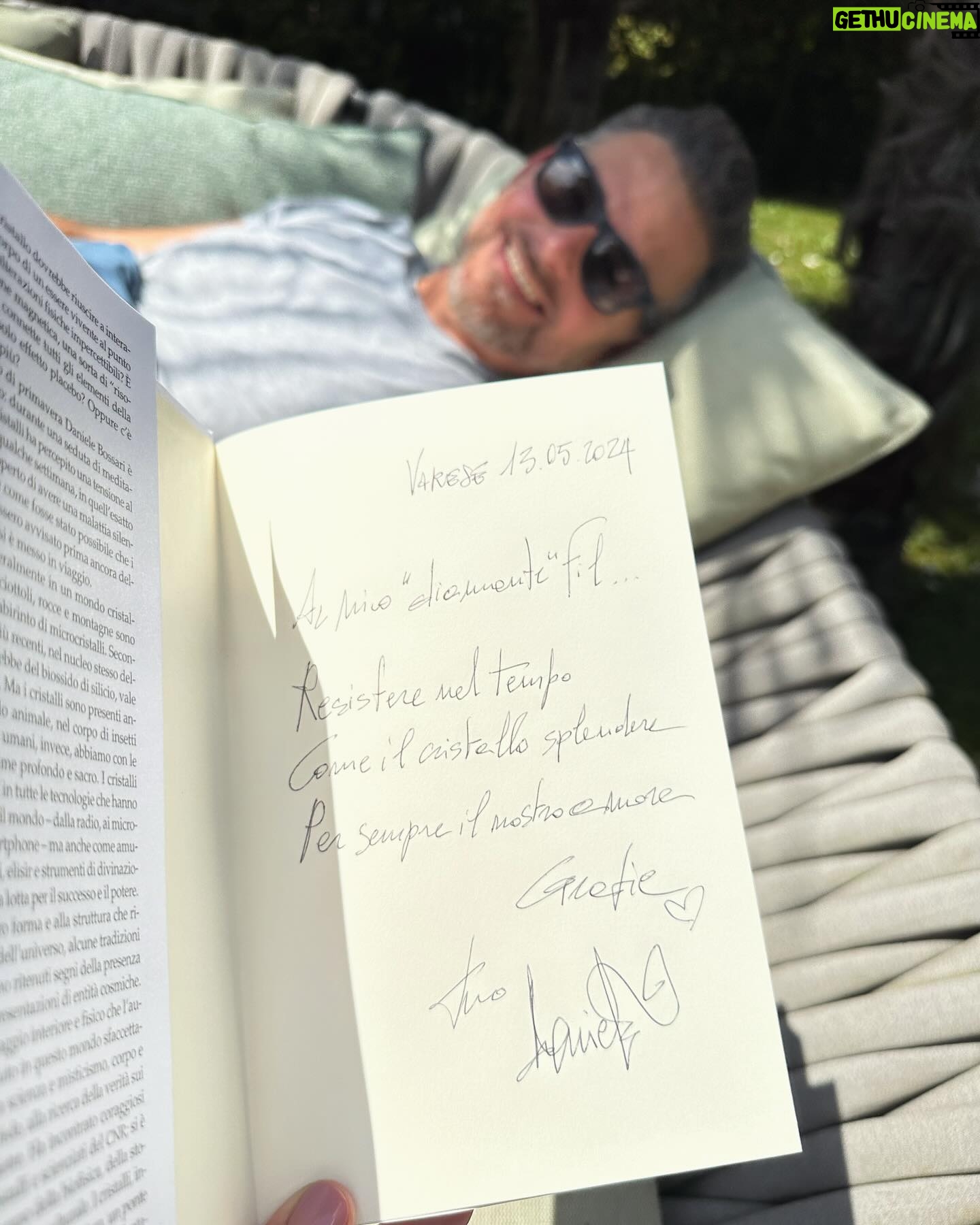 Filippa Lagerbäck Instagram - Cristallo lo sto leggendo ora, insieme a voi. Durante la scrittura MrD non ha fatto trapelare nulla del contenuto, nemmeno il titolo, teneva tutto nel suo studio e nei suoi viaggi di ricerca ed anche se ero curiosa, l’ho lasciato “partorire” questo lavoro in pace. Ora scopro un universo per me sconosciuto, affascinante e pieno di storie e leggende ma anche di dati concreti e scientifici, scritto con chiarezza anche per una come me, che è più abiutata a mettere le mani nella terra per accudire piante e fiori che lasciarsi rapire dalla magia delle pietre, contemplando l’origine del tutto. Bellissimo lavoro amore mio, sei luce. 💎 . @danielebossari #Cristallo @librimondadori