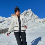 Filippa Lagerbäck Instagram - La vita è un viaggio. Ho sempre sognato di viaggiare e da piccola ho avuto la fortuna di farlo con la famiglia. Per lavoro ho girato il mondo per tanti anni e come “prova” da fidanzati abbiamo fatto un lungo viaggio per vedere se “reggevamo” come coppia…Da neo mamma ho portato subito la mia piccola in viaggio e per celebrare la vita, ultimamente, ho scelto il viaggio. Quando Turisanda mi ha invitata a raccontare cosa significa per me il viaggio, in occasione dei suoi primi 100 anni di viaggi, ero molto felice. Nella loro collezione speciale, Signature, che propone un giro del mondo spettacolare e 35 spedizioni limited edition, con una sola data di partenza, troverete anche il mio racconto… 🥰 Un viaggio su misura comincia da una sensazione! ❤️ #Adv @turisanda1924 #Turisanda #Onceinalifetime