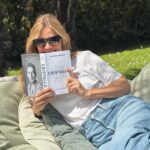 Filippa Lagerbäck Instagram - Cristallo lo sto leggendo ora, insieme a voi. Durante la scrittura MrD non ha fatto trapelare nulla del contenuto, nemmeno il titolo, teneva tutto nel suo studio e nei suoi viaggi di ricerca ed anche se ero curiosa, l’ho lasciato “partorire” questo lavoro in pace. Ora scopro un universo per me sconosciuto, affascinante e pieno di storie e leggende ma anche di dati concreti e scientifici, scritto con chiarezza anche per una come me, che è più abiutata a mettere le mani nella terra per accudire piante e fiori che lasciarsi rapire dalla magia delle pietre, contemplando l’origine del tutto. Bellissimo lavoro amore mio, sei luce. 💎 . @danielebossari #Cristallo @librimondadori