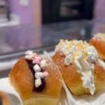 Filippa Lagerbäck Instagram - Un minuto per svoltare la giornata in meglio, apre #MinutoBauli in centro a Milano! Il nuovo modo per gustare il pandoro, sfornato e farcito al momento… impossibile resistere! 💜😋🩷 @bauliitalia @minutobauli #adv .