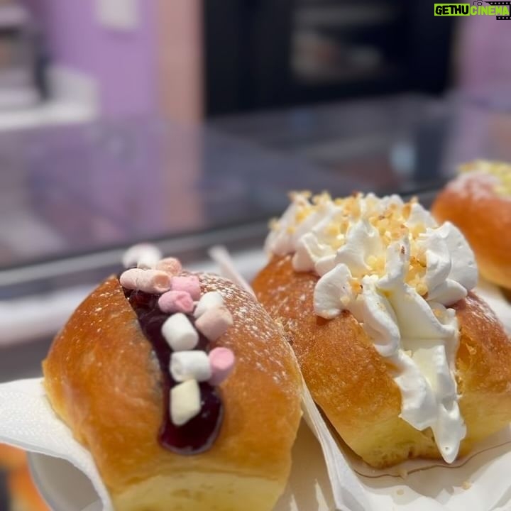 Filippa Lagerbäck Instagram - Un minuto per svoltare la giornata in meglio, apre #MinutoBauli in centro a Milano! Il nuovo modo per gustare il pandoro, sfornato e farcito al momento… impossibile resistere! 💜😋🩷 @bauliitalia @minutobauli #adv .