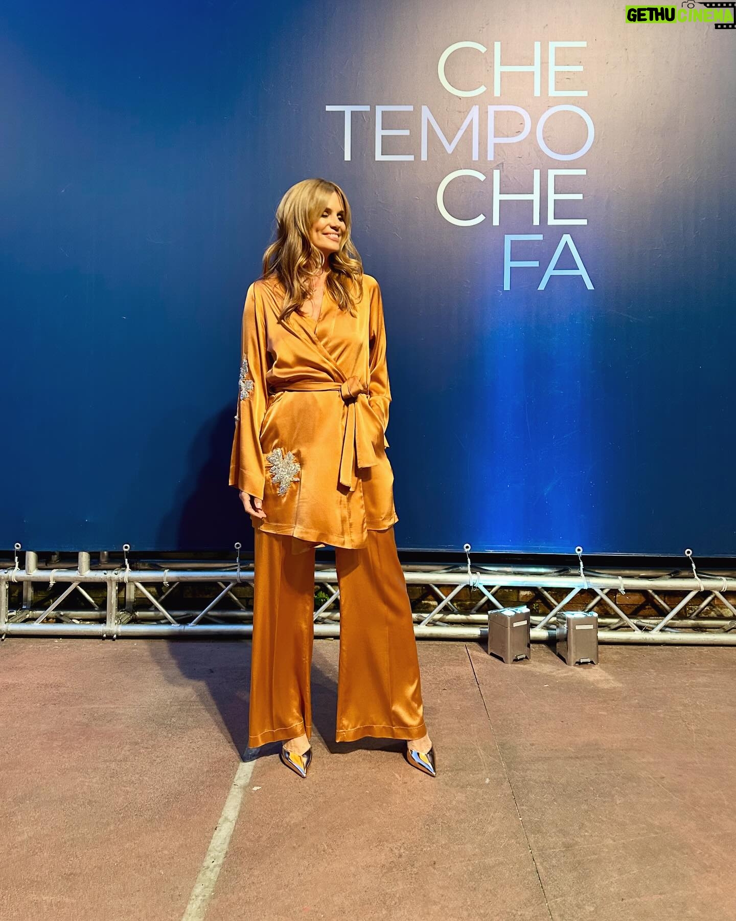 Filippa Lagerbäck Instagram - Queste due scatti, non perfetti, mi piacciono molto. 🧡 @chetempochefa #ctcf . completo @forte_forte tacchi @aquazzura @robertabeolchini @toledo_mariapaola