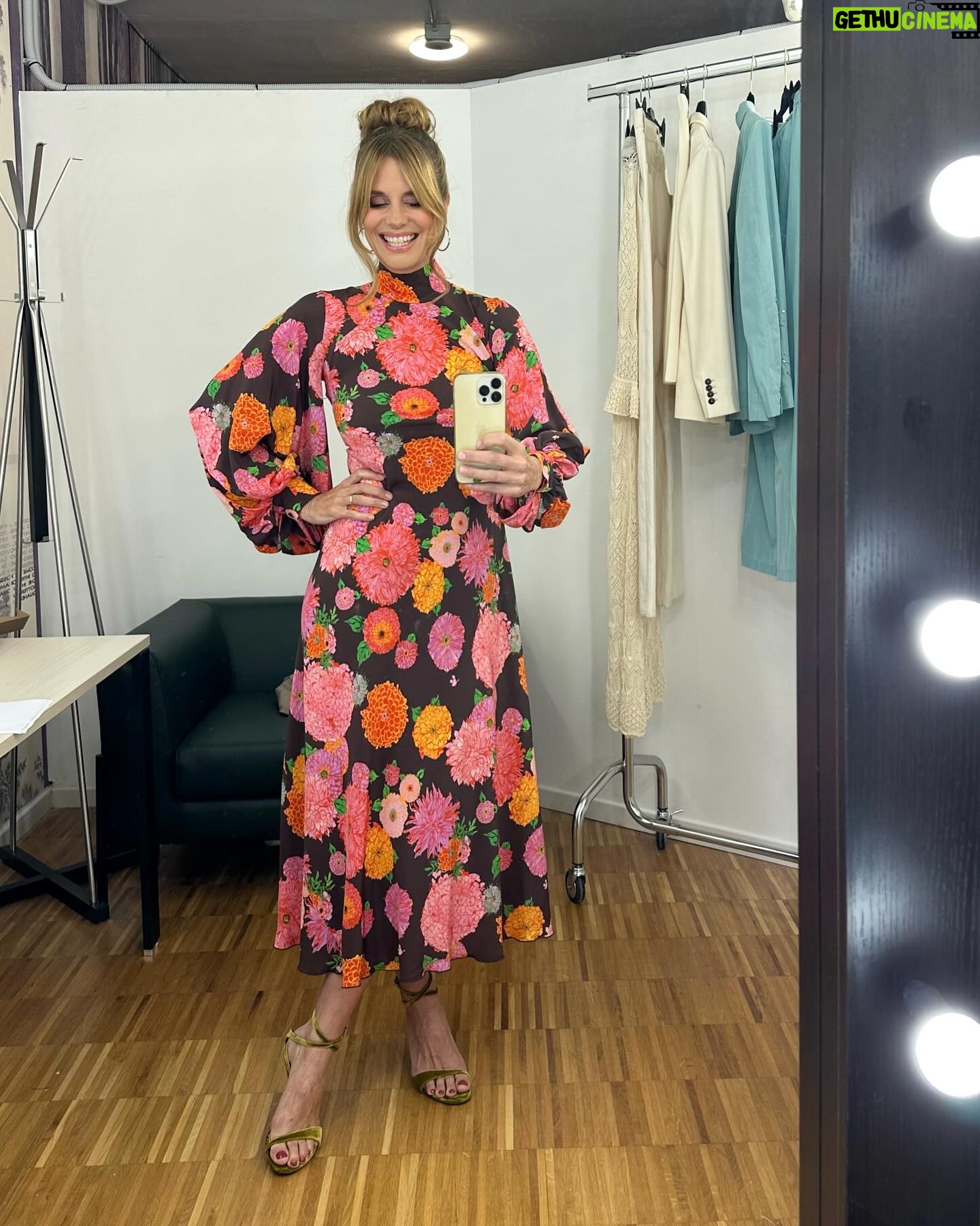Filippa Lagerbäck Instagram - Monitorando la primavera sono finita a indossarla! 🌸🌼🌸 @chetempochefa #ctcf . abito @ladoublej sandali @sergiorossi @robertabeolchini @toledo_mariapaola