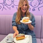 Filippa Lagerbäck Instagram - Un minuto per svoltare la giornata in meglio, apre #MinutoBauli in centro a Milano! Il nuovo modo per gustare il pandoro, sfornato e farcito al momento… impossibile resistere! 💜😋🩷 @bauliitalia @minutobauli #adv .