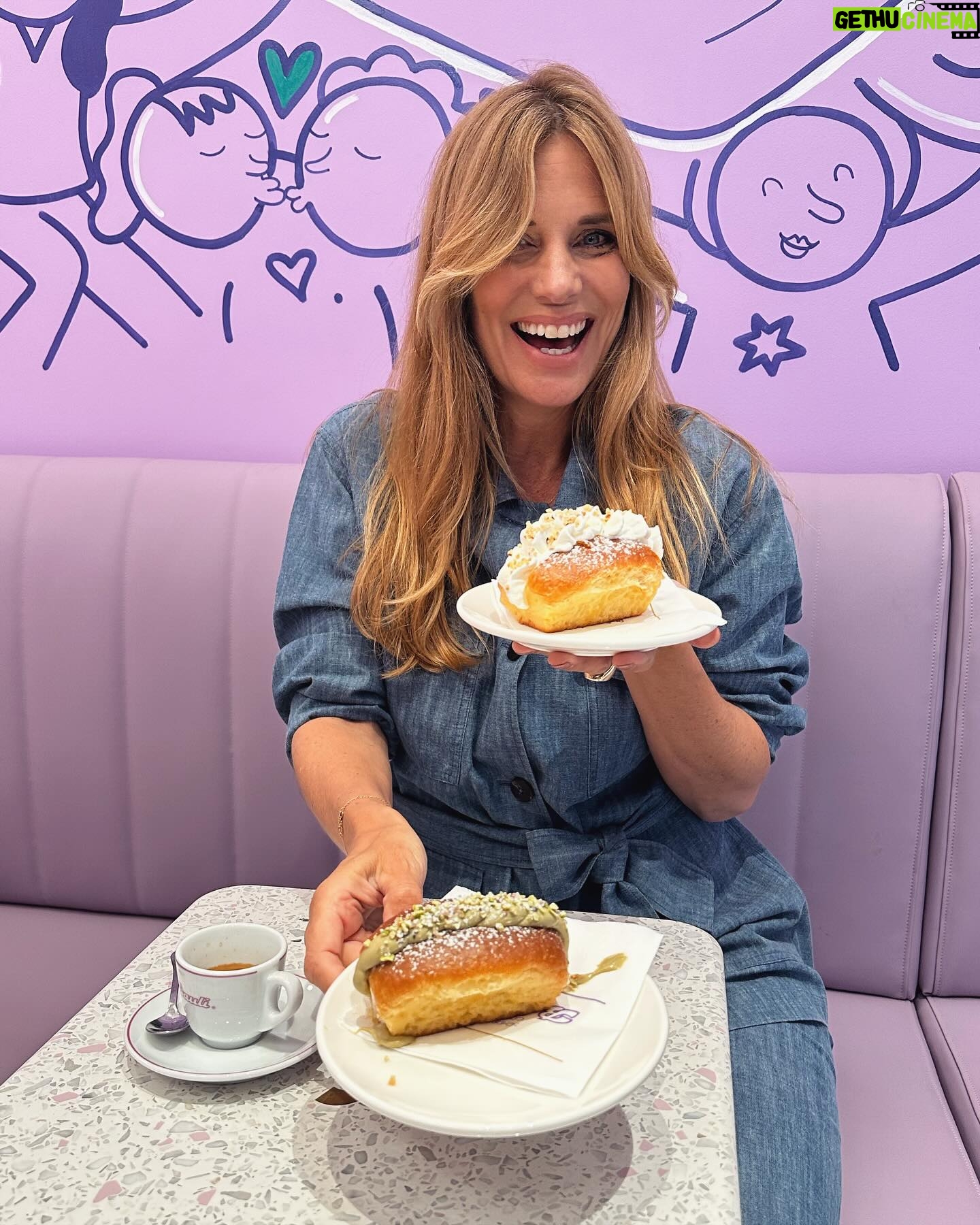 Filippa Lagerbäck Instagram - Un minuto per svoltare la giornata in meglio, apre #MinutoBauli in centro a Milano! Il nuovo modo per gustare il pandoro, sfornato e farcito al momento… impossibile resistere! 💜😋🩷 @bauliitalia @minutobauli #adv .