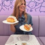 Filippa Lagerbäck Instagram - Un minuto per svoltare la giornata in meglio, apre #MinutoBauli in centro a Milano! Il nuovo modo per gustare il pandoro, sfornato e farcito al momento… impossibile resistere! 💜😋🩷 @bauliitalia @minutobauli #adv .