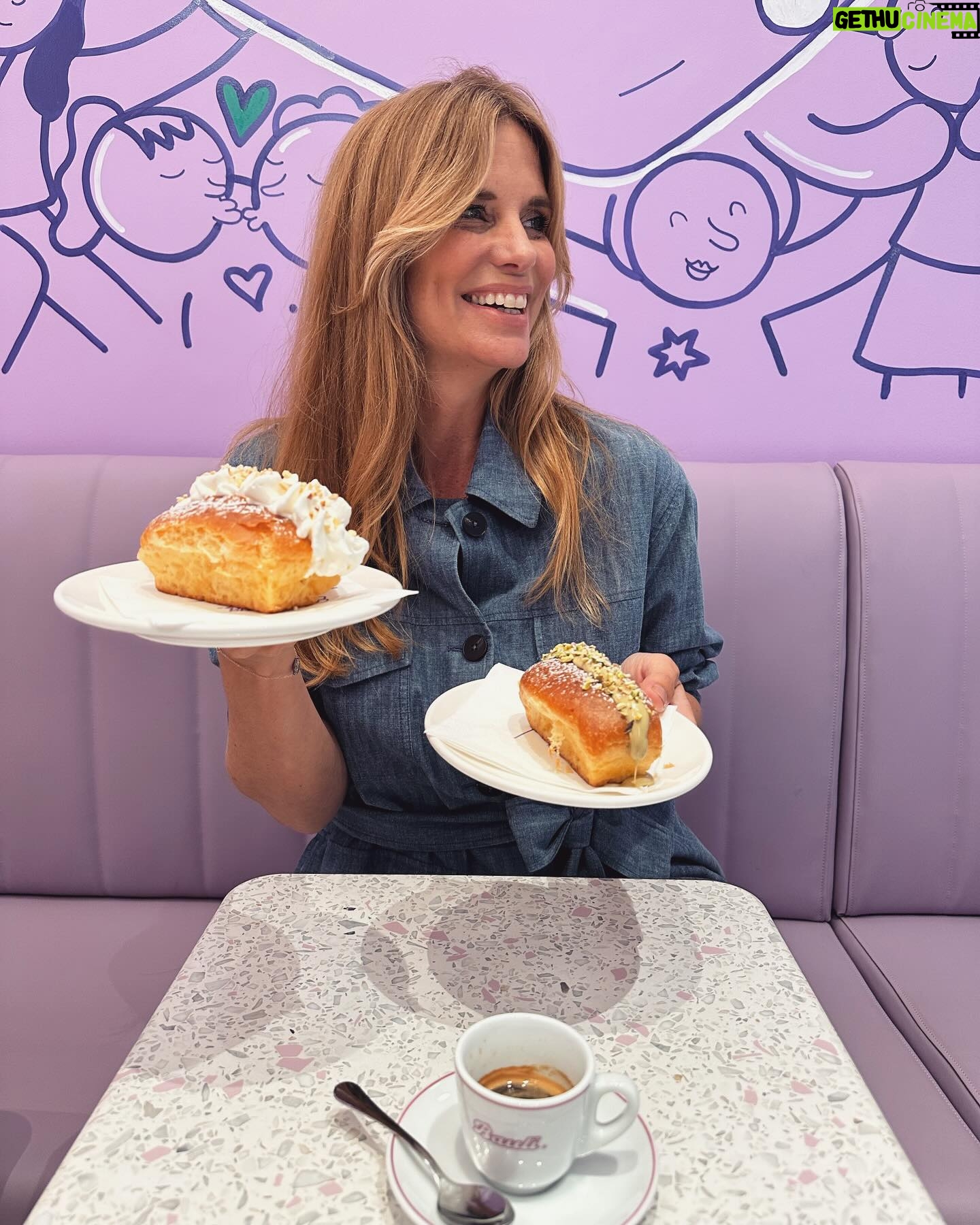 Filippa Lagerbäck Instagram - Un minuto per svoltare la giornata in meglio, apre #MinutoBauli in centro a Milano! Il nuovo modo per gustare il pandoro, sfornato e farcito al momento… impossibile resistere! 💜😋🩷 @bauliitalia @minutobauli #adv .
