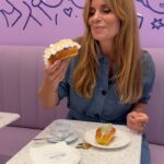 Filippa Lagerbäck Instagram - Un minuto per svoltare la giornata in meglio, apre #MinutoBauli in centro a Milano! Il nuovo modo per gustare il pandoro, sfornato e farcito al momento… impossibile resistere! 💜😋🩷 @bauliitalia @minutobauli #adv .