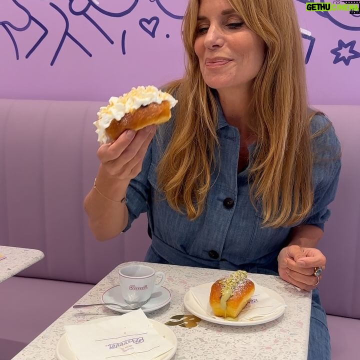 Filippa Lagerbäck Instagram - Un minuto per svoltare la giornata in meglio, apre #MinutoBauli in centro a Milano! Il nuovo modo per gustare il pandoro, sfornato e farcito al momento… impossibile resistere! 💜😋🩷 @bauliitalia @minutobauli #adv .