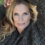 Filippa Lagerbäck Instagram - La celebrazione del maxi cardigan che mi ha salvato durante l’inverno! 🤍 Mi sono innamorata di questo capo durante lo shooting per #NaturalStyle e da allora ho praticamente vissuto avvolta in questa morbida coperta, superando l’umidità e il freddo della sera che cala in casa… non è ancora arrivato il momento di uscire dal letargo (una foto è di 5 minuti fa 😅) ma volevo ringraziare @gentryportofino per la carezza. #grazie #gift . foto @annalisaflori styling @antoniofrana