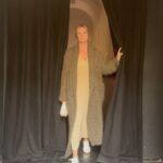 Filippa Lagerbäck Instagram - La celebrazione del maxi cardigan che mi ha salvato durante l’inverno! 🤍 Mi sono innamorata di questo capo durante lo shooting per #NaturalStyle e da allora ho praticamente vissuto avvolta in questa morbida coperta, superando l’umidità e il freddo della sera che cala in casa… non è ancora arrivato il momento di uscire dal letargo (una foto è di 5 minuti fa 😅) ma volevo ringraziare @gentryportofino per la carezza. #grazie #gift . foto @annalisaflori styling @antoniofrana